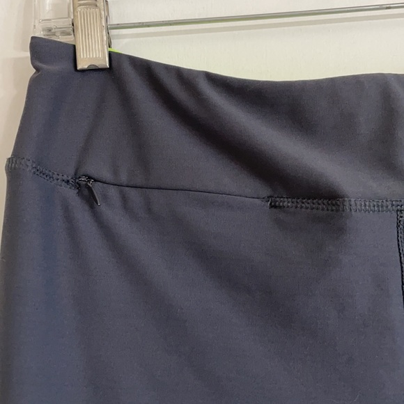 Ladies Zuzuzen Active Athletic Capri - Picture 2 of 7